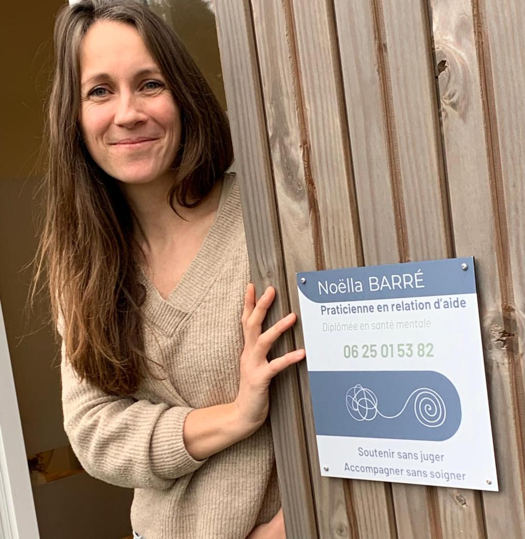 Noëlla Barré devant bureau de Clohars-Carnoët